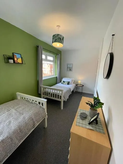 2 Bed Central Cardiff Apartment - Sleeps Five!