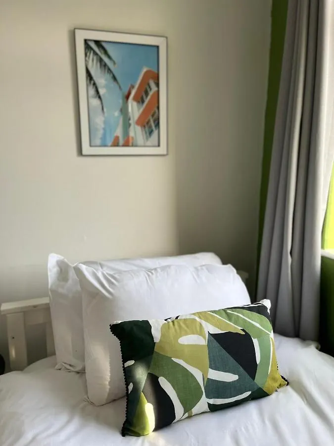 2 Bed Central Cardiff Apartment - Sleeps Five!