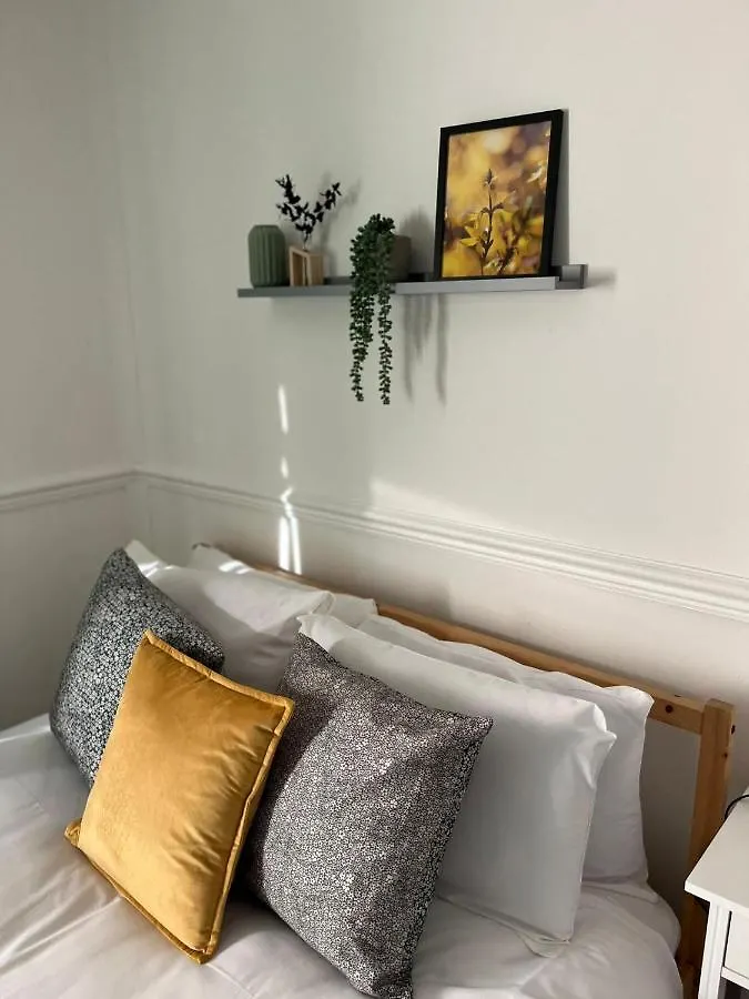 2 Bed Central Cardiff Apartment - Sleeps Five! 0*,  United Kingdom
